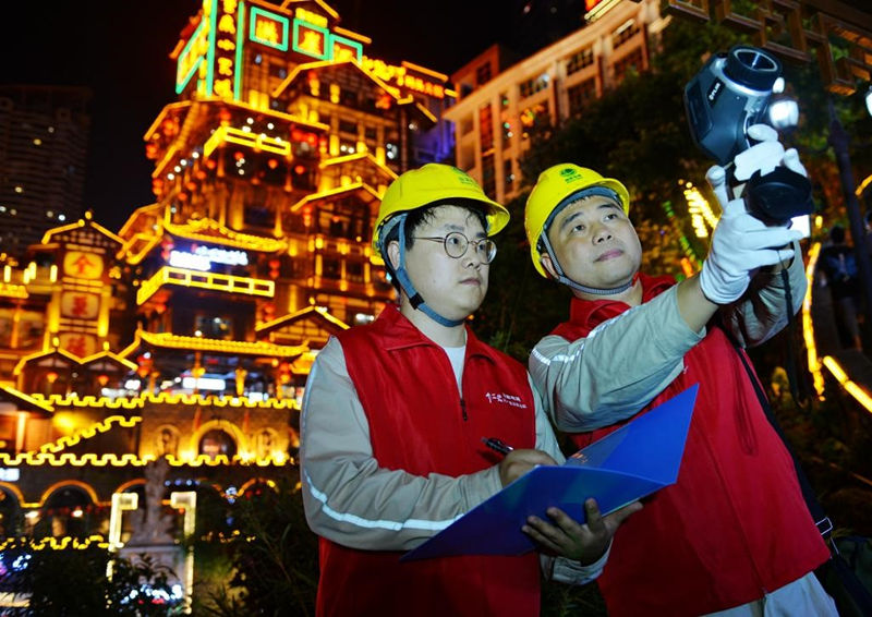 4月30日，國家電網紅巖（市區渝中）共產黨員服務隊在洪崖洞景區開展巡視，守護山城璀璨夜。韓薇攝