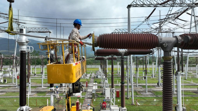 5月1日，國網重慶超高壓公司變電檢修員工正在500千伏長壽變電站進行作業。李濤攝