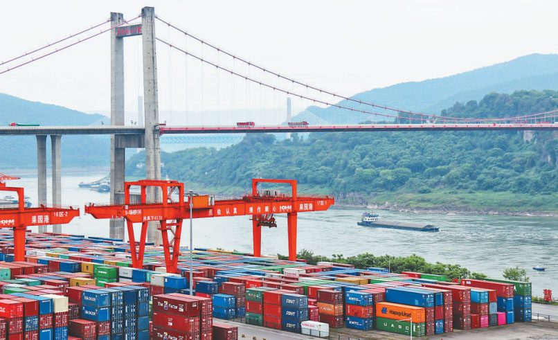 5月10日，重慶兩江新區果園港，公路、水運等多通道運輸在此交匯，這個“一帶一路”和長江經濟帶聯結點呈現繁忙景象。 本報記者 姜 峰攝