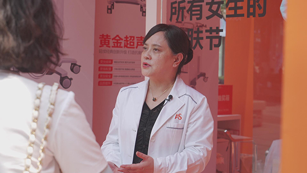 金嵐介紹美膚需求變化。重慶美侖美奐整形美容醫院供圖