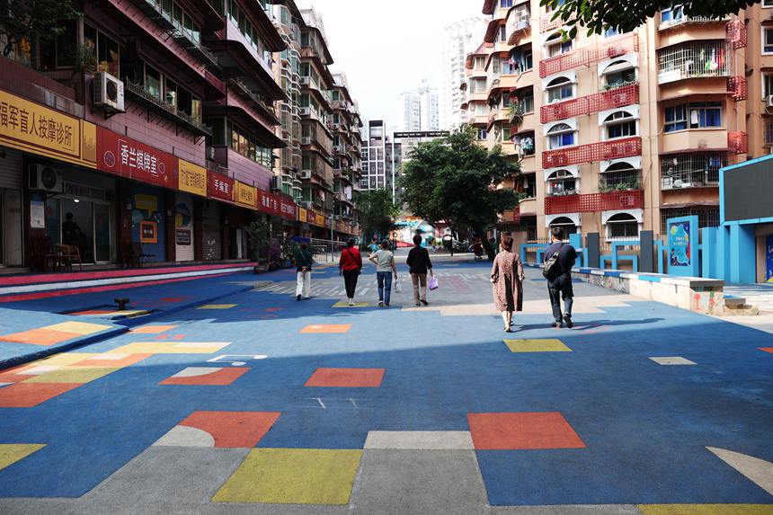 滬漢社區居民行走在彩色音樂步道上。楊敏攝