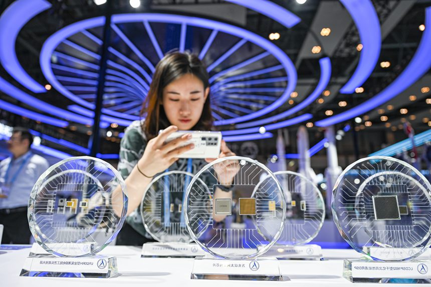 萬兆以太網交換芯片亮相西洽會。鄒樂攝