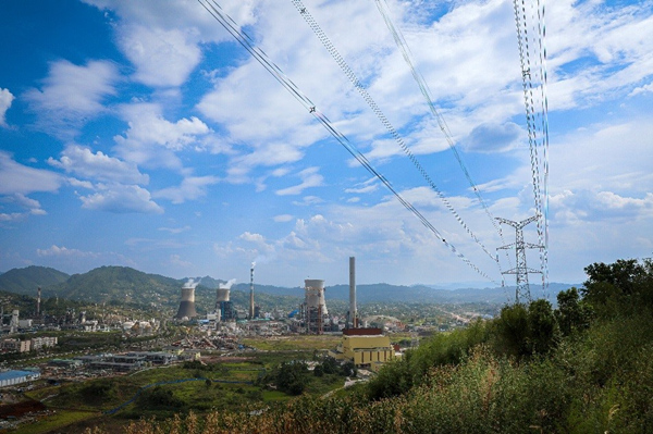 重慶電廠環保遷建500千伏送出工程施工現場。劉洪君攝