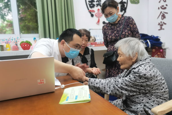 義診義檢。璧山區衛生健康委供圖