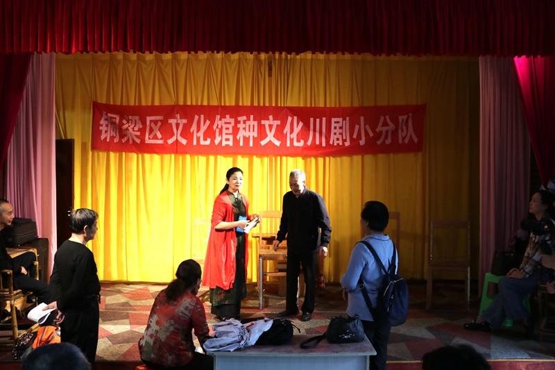 七彩素質學校排練川劇。胥世鵬攝