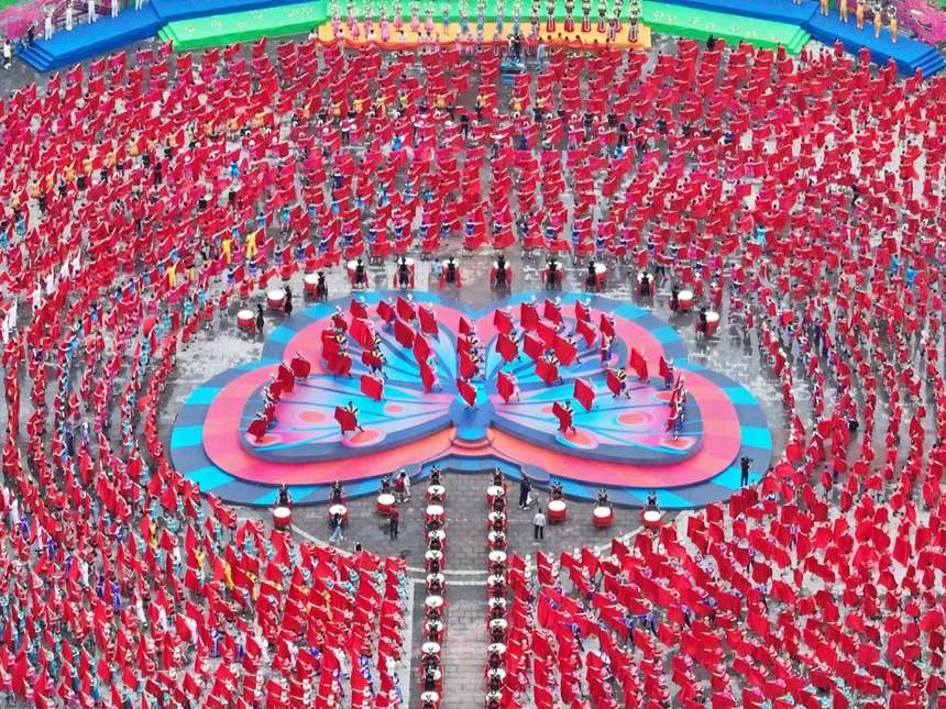 第十二屆國烏江苗族踩花山節現場。趙勇攝