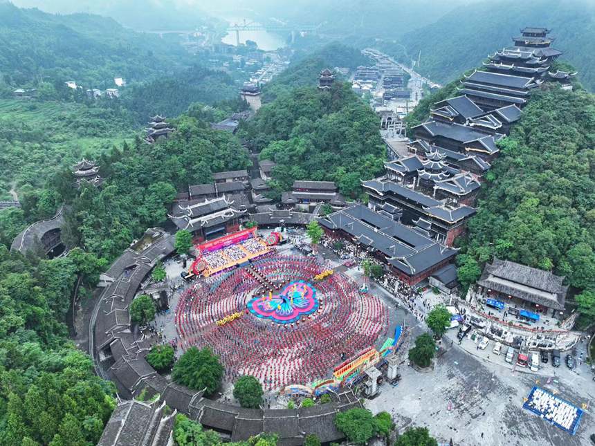 第十二屆國烏江苗族踩花山節現場。趙勇攝