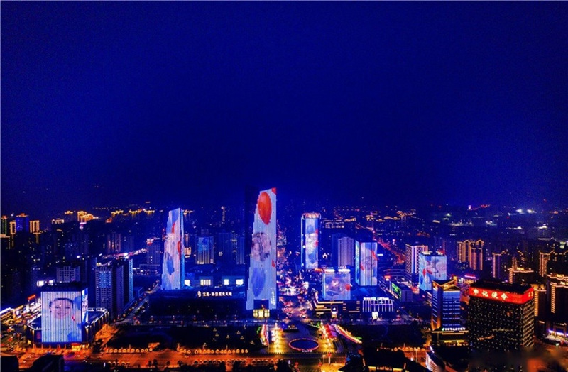 龍城天街夜間全景。銅梁區文旅委供圖