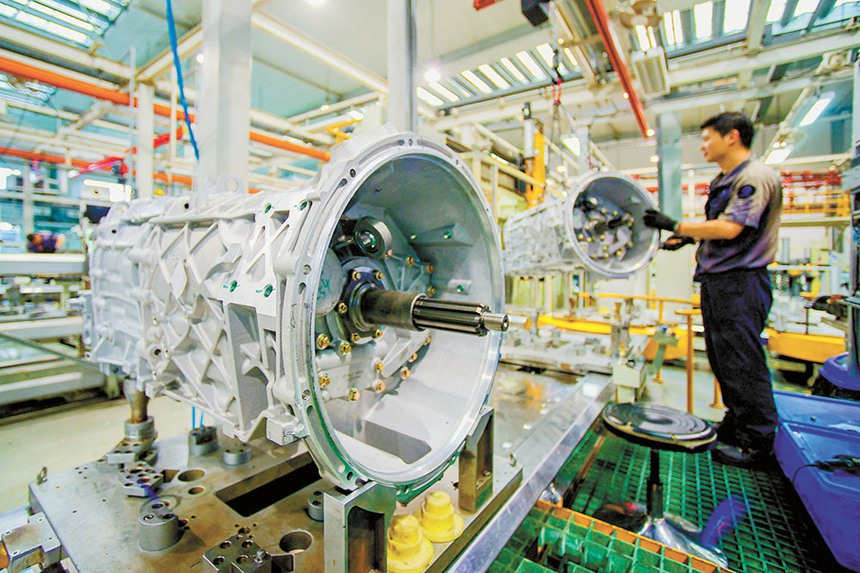 綦江齒輪傳動有限公司生產車間內，工作人員正在對S變速器質檢。該企業積極轉型升級，研發出多款混合動力及純電動客車、卡車用變速器，與多個知名客車、重型車品牌建立了良好合作關系。（攝于6月3日） 特約攝影 陳星宇/視覺重慶