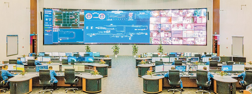 寶鋼股份武漢鋼鐵有限公司調度中心，工作人員通過重慶賽迪奇智人工智能科技有限公司承建的iSmartMC鐵鋼界面智慧管控系統遠程調度鐵水運輸。賽迪奇智圍繞智慧物流應用場景，自主研發了多款工業軟件并推廣應用。（賽迪奇智供圖）