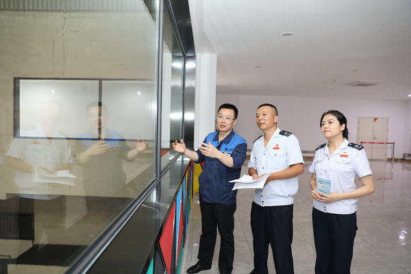 江津區稅務人員走訪重慶三峰百果園環保發電有限公司，了解企業生產經營情況，宣傳環保稅等稅費政策。趙飛攝