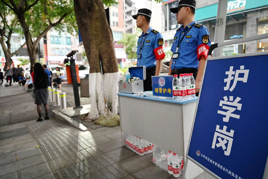 城管部門設置護學崗，為考生及家長提供免費礦泉水。鄒樂攝