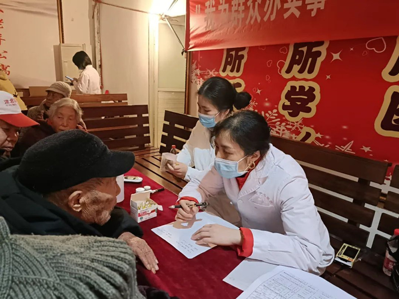 刁攀婭醫生（右一）開展義診。