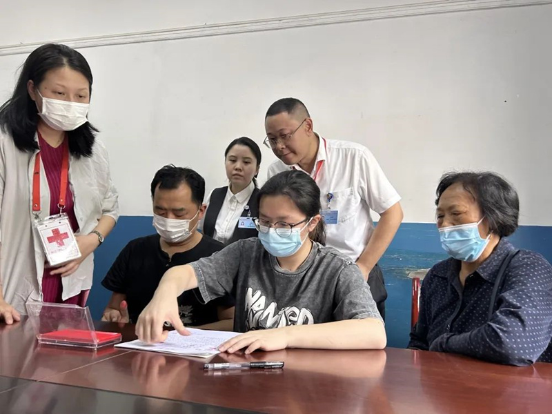 刁攀婭家屬在重慶市紅十字會工作人員見證下簽署《器官捐獻志愿書》。