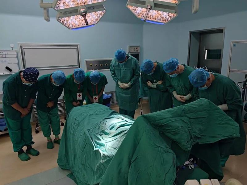 捐獻器官前醫務人員向刁攀婭醫生致敬。