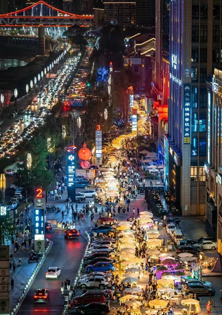 位于重慶北濱路鎏嘉碼頭的小熊集市熱鬧不已。常宏攝