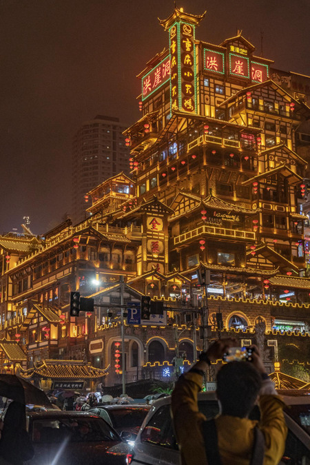 夜晚的重慶洪崖洞景區，璀璨的夜景吸引了眾多游客前來打卡。郭睿攝