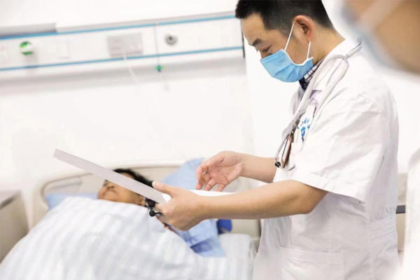 查房。璧山區中醫院供圖