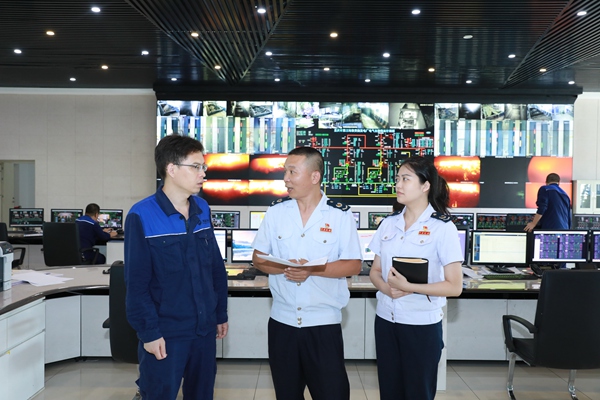 江津區稅務人員實地走訪重慶三峰百果園環保發電有限公司，宣傳綠色稅收相關政策，鼓勵企業向“綠”發展。趙飛攝