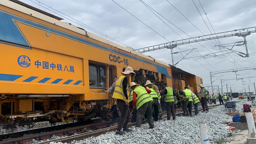 川青鐵路什邡西站道岔施工。中國鐵路成都局集團有限公司供圖
