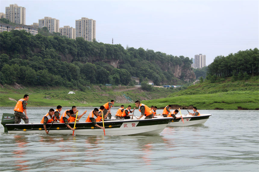 官兵組織劃“龍舟”比賽。錢云星攝