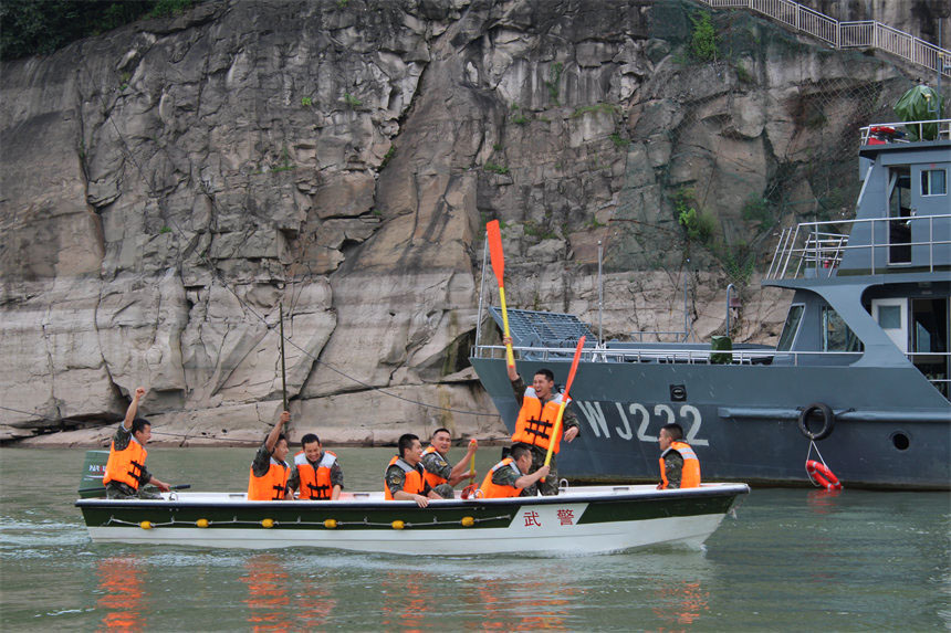 沖過終點，一舉奪魁。錢云星攝 
