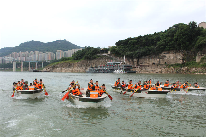 戰士們你追我趕，揮槳如飛。錢云星攝