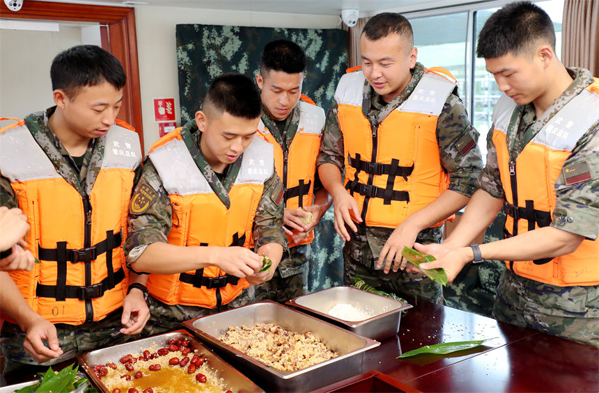 官兵們在船艙包粽子。錢云星攝