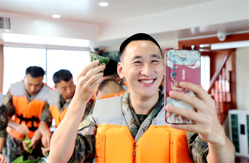 向遠方親人送祝福。錢云星攝