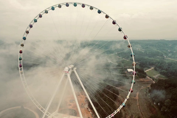 紅酒小鎮巨型摩天輪。景區供圖