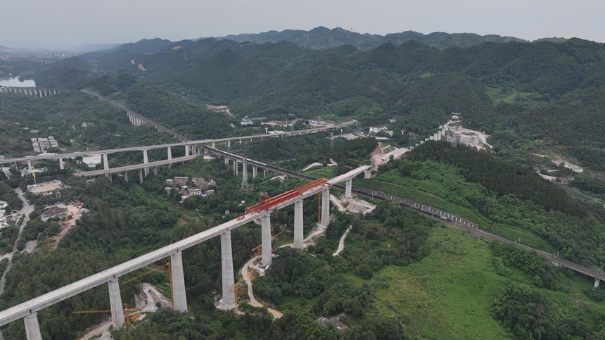 轉體后的渝昆高鐵華福特大橋。鄧豪攝
