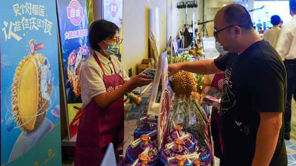 重慶采購商與參展商洽談對接。吳汪洋攝