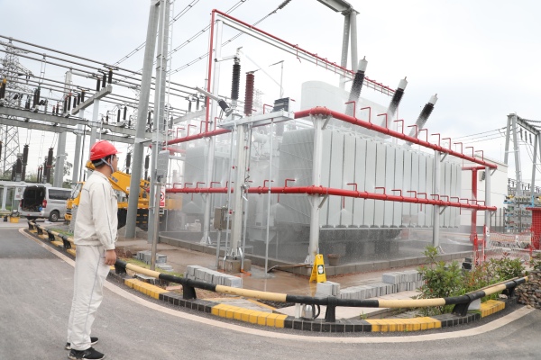 國網重慶永川供電公司員工對220千伏昌州變電站3號主變調試主變水噴霧滅火系統。賴小龍攝