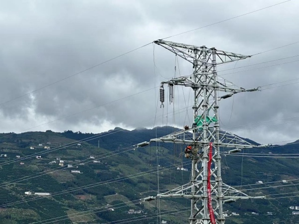 國網重慶奉節供電公司順利完成鐵甲-朱衣110千伏線路工程最后一段導地線展放跨越長江。張藝攝