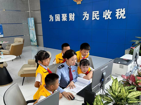 活動中，保稅區稅務人員向孩子們演示網上辦稅。熊玉婷攝