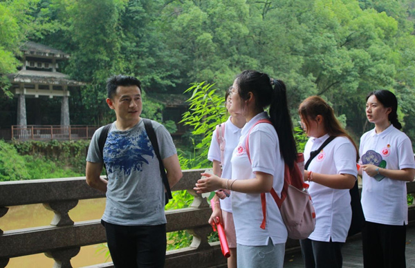 重慶理工大學理學院到南泉街道開展“三下鄉”社會實踐。重慶理工大學供圖