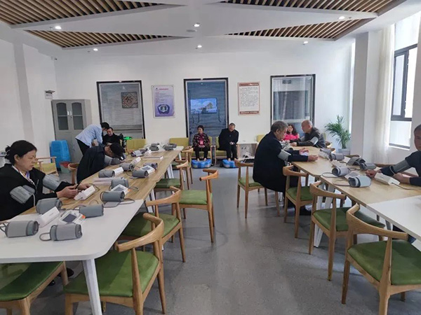 空港佳園公租房小區居民正在進行健康體檢。市住房城鄉建委供圖