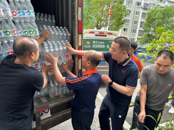 平安人壽重慶分公司將救災物資送往災區。平安人壽重慶分公司供圖