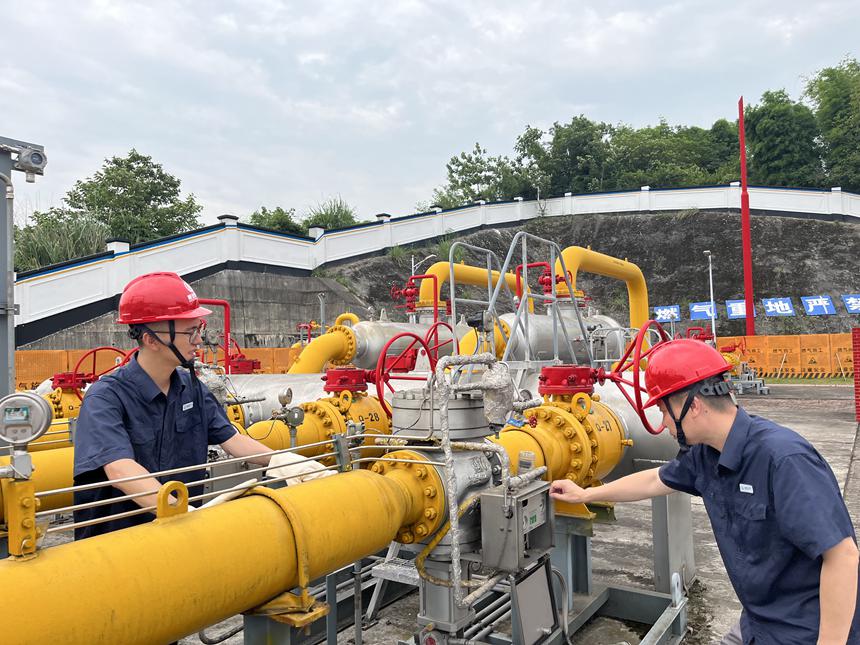 6月30日，重慶燃氣集團輸配分公司員工在墮井分輸站檢查燃氣切斷閥，確保平穩供氣。重慶燃氣集團供圖