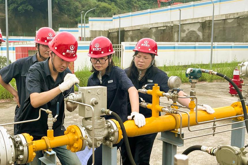 7月3日，重慶燃氣集團輸配分公司歇馬門站順利通氣。輸配分公司員工認真測試調壓閥，切斷壓力，確保站場平穩供氣。重慶燃氣集團供圖