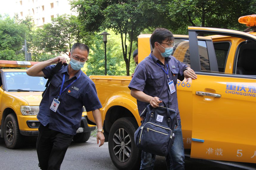 重慶燃氣集團九龍坡分公司員工在陶家西彭公租房片區開展高溫保供工作。重慶燃氣集團供圖