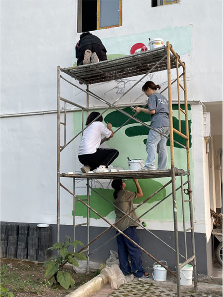 開展墻繪活動。四川美術學院供圖