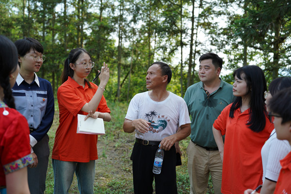 實踐團成員向農戶學習水稻種植技術。重慶第二師范學院供圖