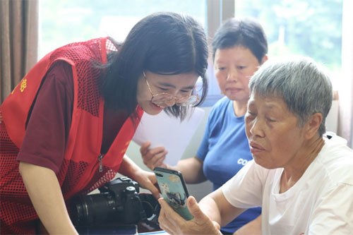 向老人普及防詐騙知識。四川外國語大學新聞傳播學院供圖