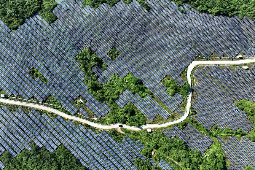 重慶市黔江區麒麟蓋山地光伏發電站。楊敏攝