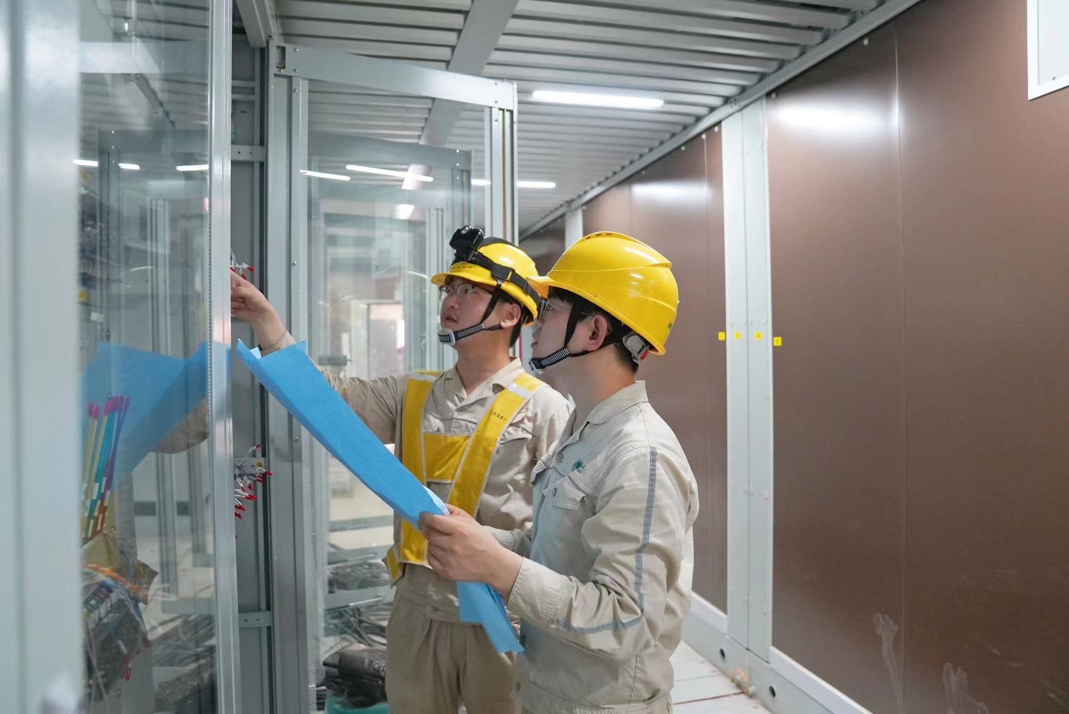 工作人員驗收儲能站計量裝置。國網重慶合川供電公司供圖