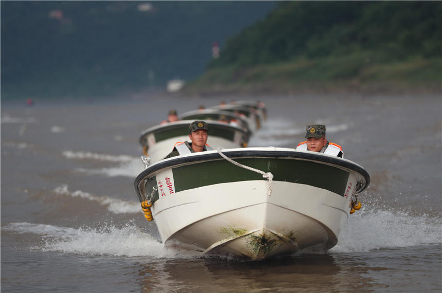 武警重慶總隊船艇支隊組織沖鋒舟操作訓練。唐志勇攝 