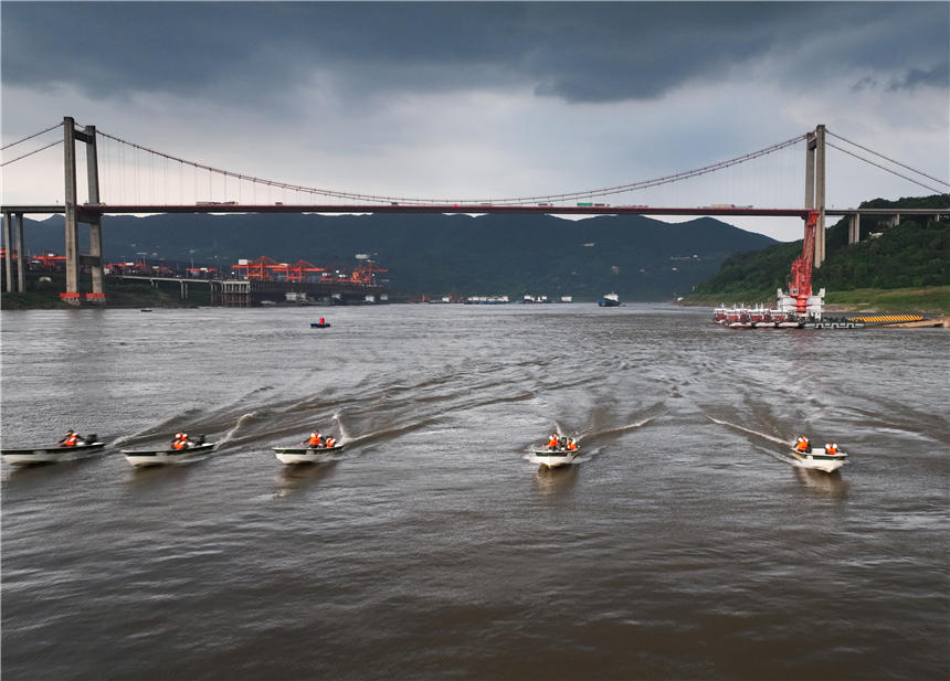 武警重慶總隊船艇支隊組織沖鋒舟操作訓練。唐志勇攝
