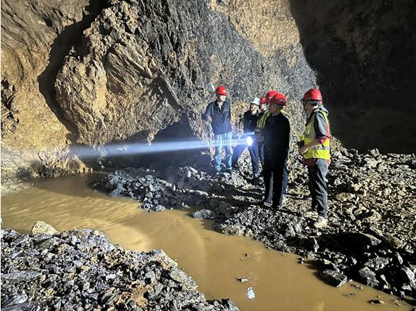 李云付在施工現場。重慶建工交建集團供圖