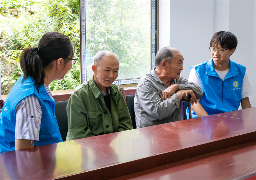 “煙消健康來”服務隊走訪慰問老黨員。院方供圖